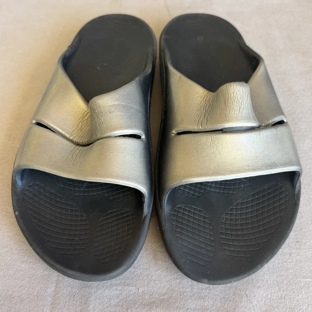 Size‎ W11/M9 - Oofos OOahh Luxe Men's Slide Sandals Metallic Recovery Shoes (4)